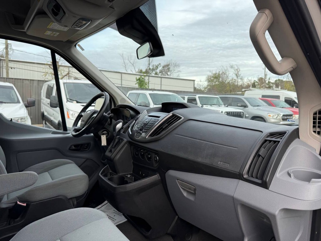 Ford Transit Wagon Vehicle Full-screen Gallery Image 09