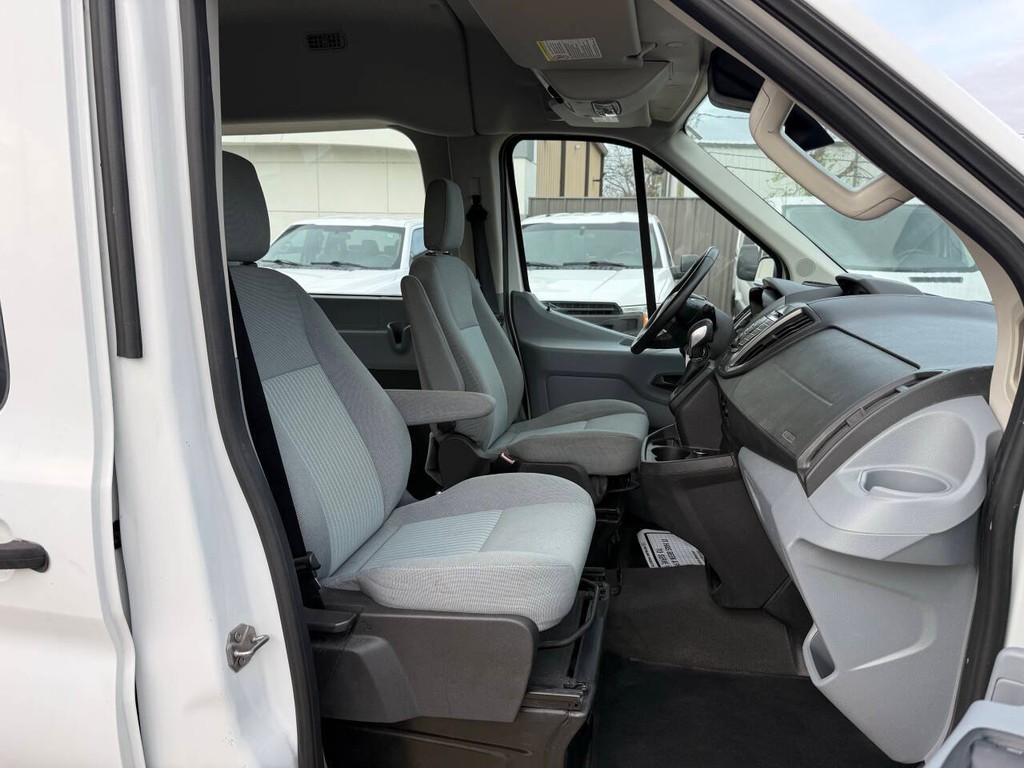 Ford Transit Wagon Vehicle Full-screen Gallery Image 10