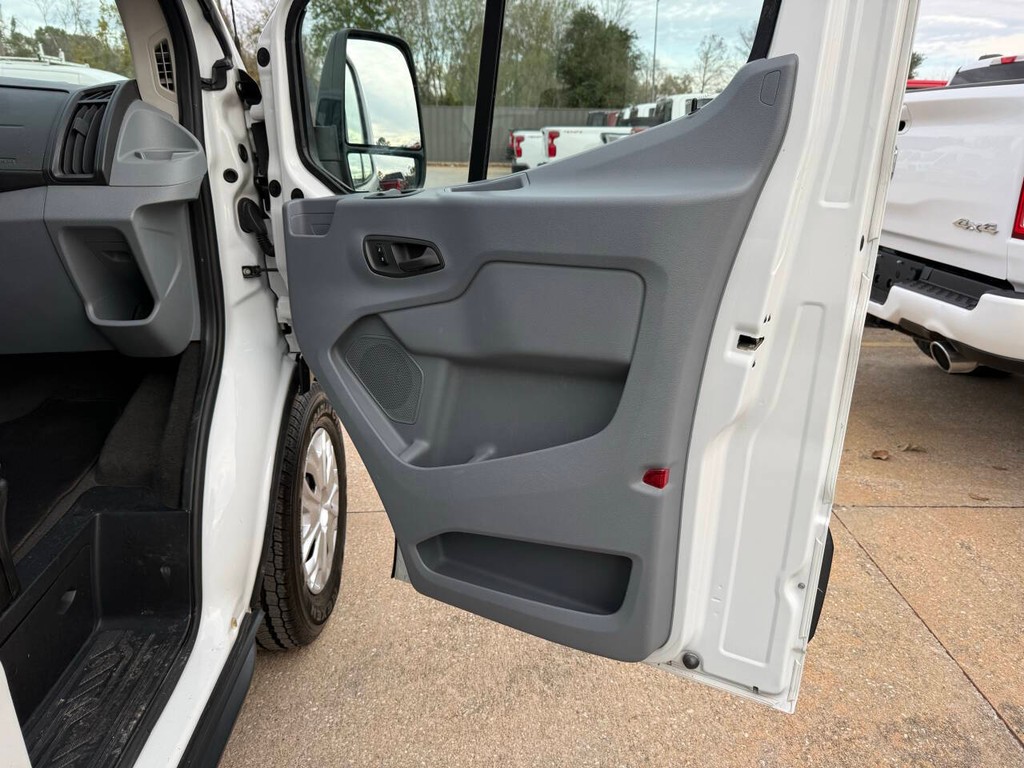 Ford Transit Wagon Vehicle Full-screen Gallery Image 11