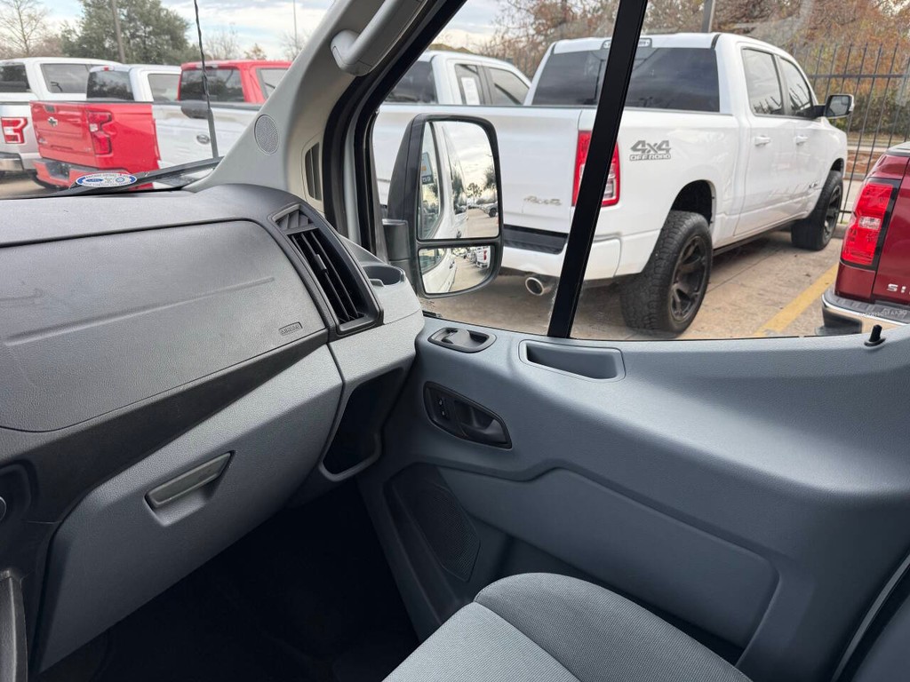 Ford Transit Wagon Vehicle Full-screen Gallery Image 17