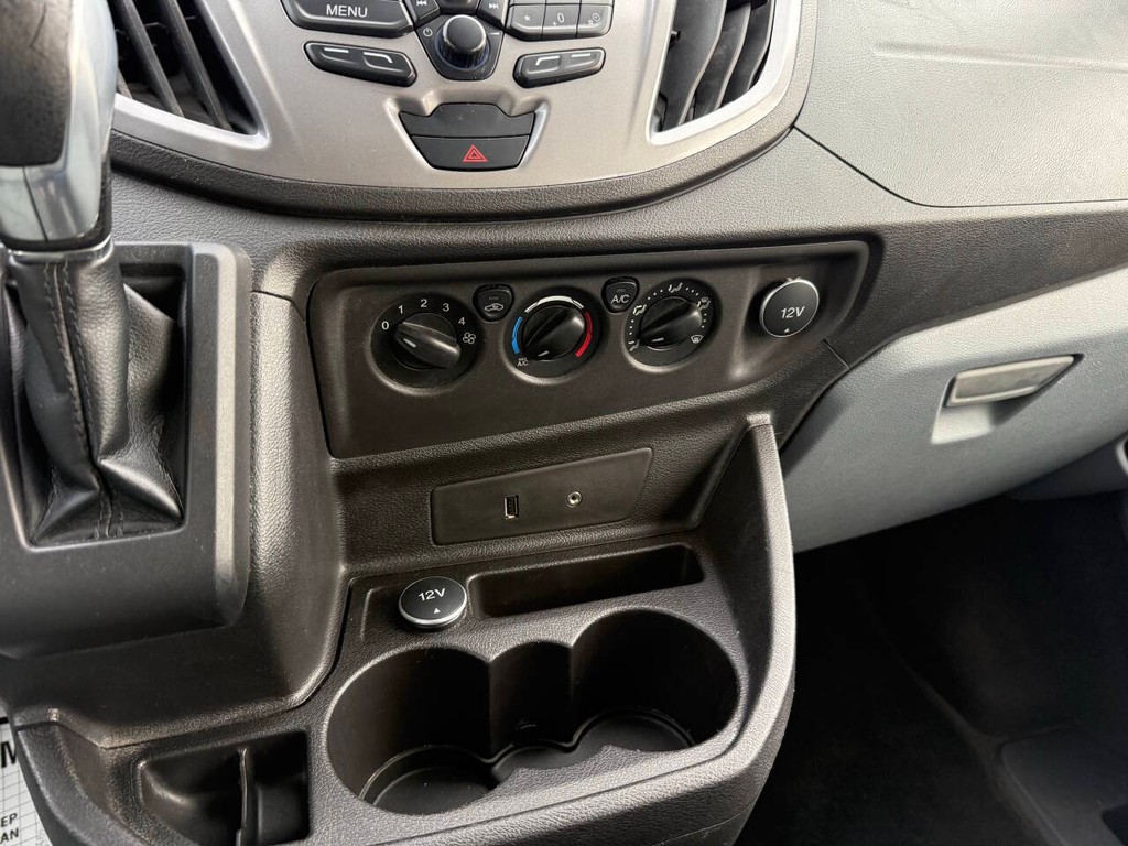 Ford Transit Wagon Vehicle Full-screen Gallery Image 25