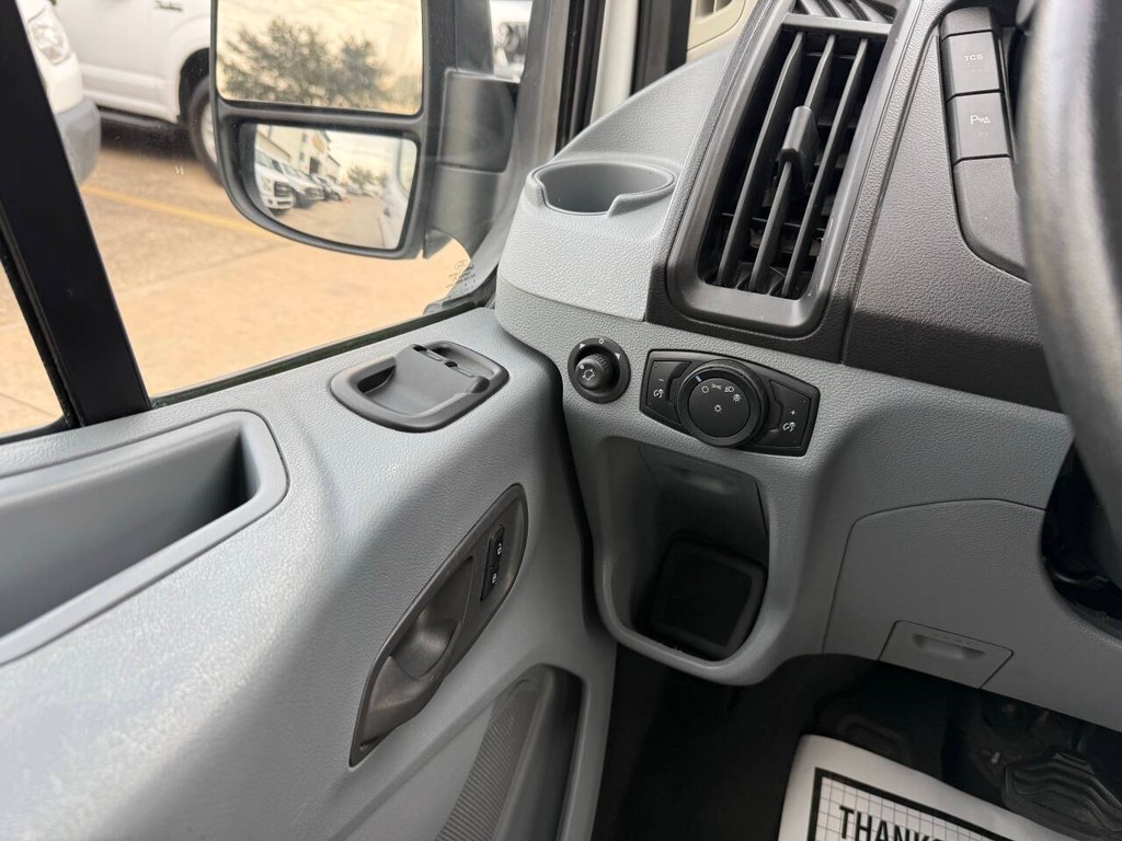 Ford Transit Wagon Vehicle Full-screen Gallery Image 27