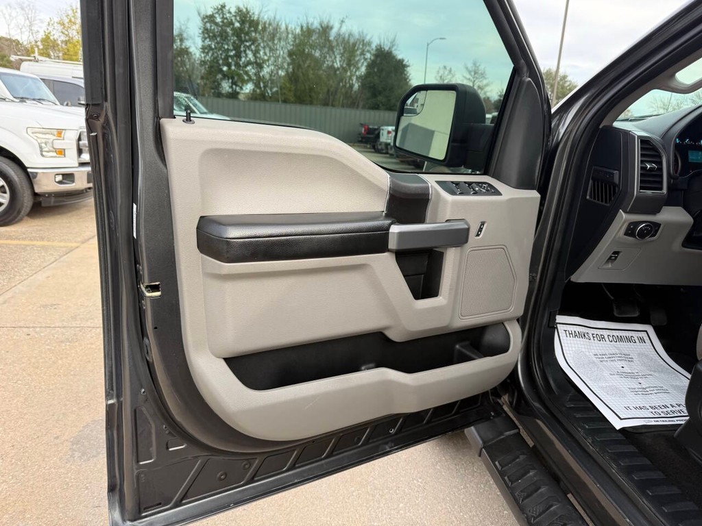 Ford F-150 Vehicle Full-screen Gallery Image 08