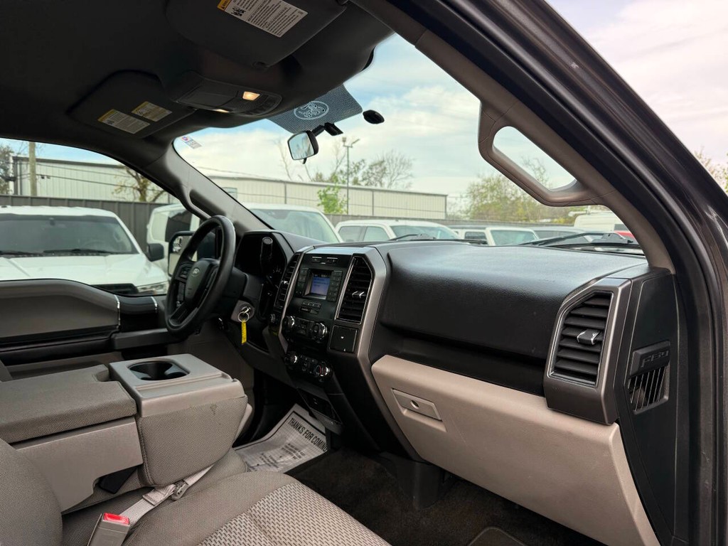 Ford F-150 Vehicle Full-screen Gallery Image 09