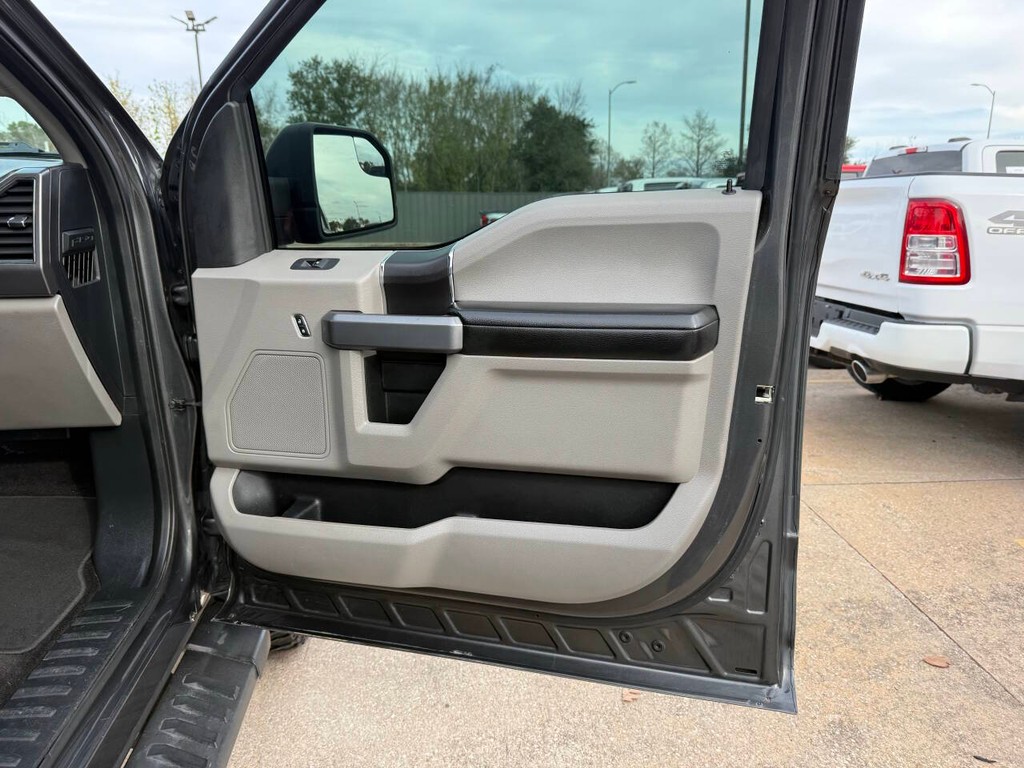 Ford F-150 Vehicle Full-screen Gallery Image 11