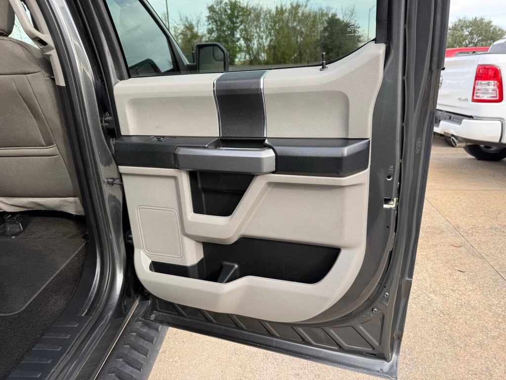 Ford F-150 Vehicle Full-screen Gallery Image 16