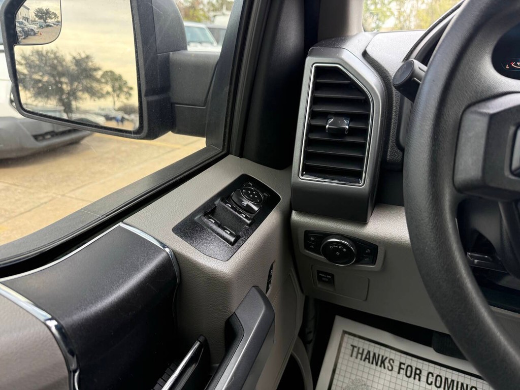 Ford F-150 Vehicle Full-screen Gallery Image 29