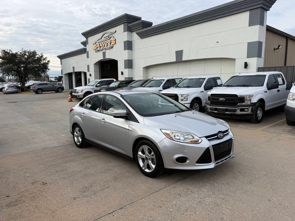 Ford Focus Sedan Vehicle Full-screen Gallery Image 02