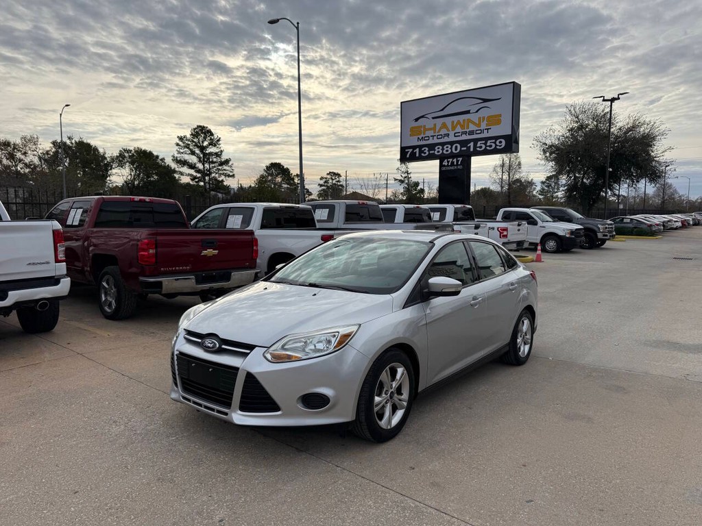 Ford Focus Sedan Vehicle Full-screen Gallery Image 03