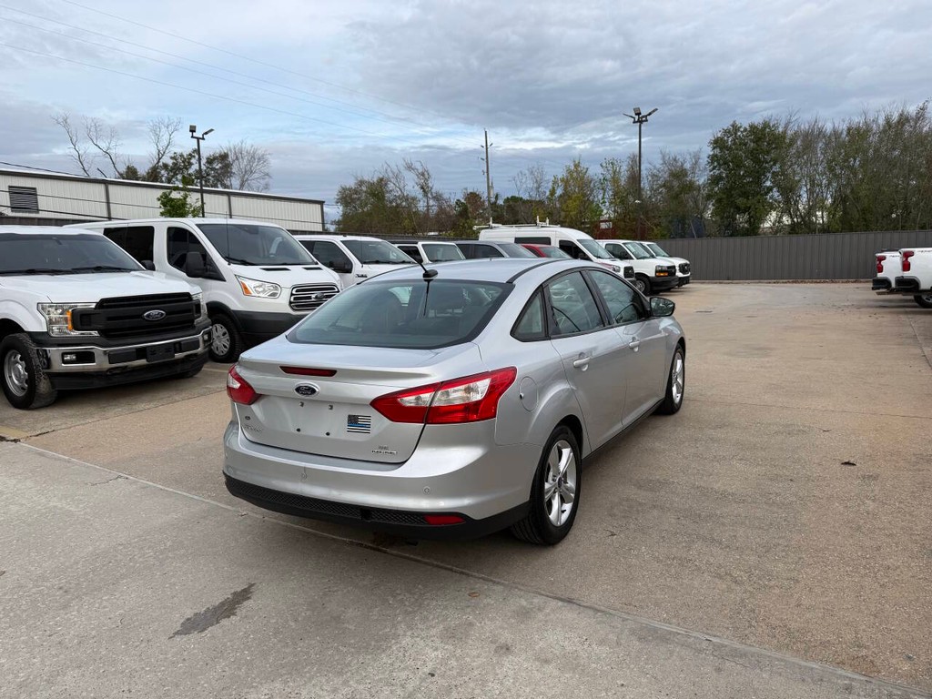 Ford Focus Sedan Vehicle Full-screen Gallery Image 05