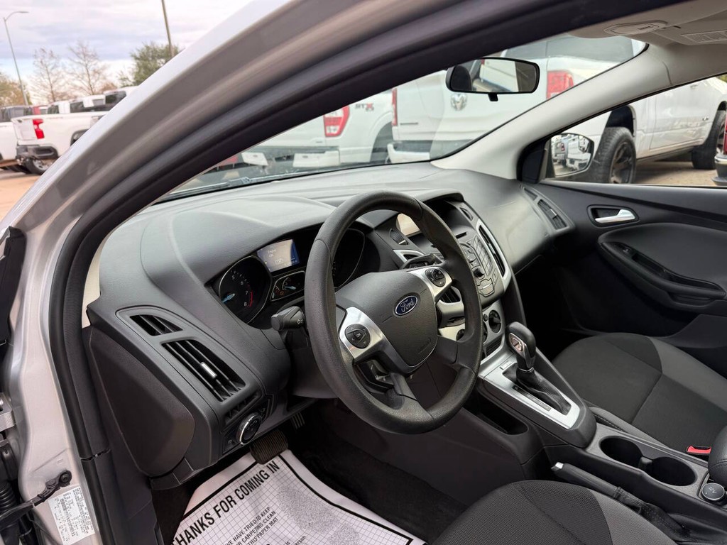 Ford Focus Sedan Vehicle Full-screen Gallery Image 06