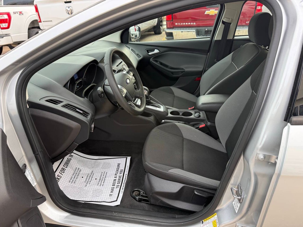 Ford Focus Sedan Vehicle Full-screen Gallery Image 07