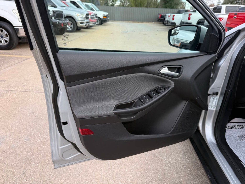 Ford Focus Sedan Vehicle Full-screen Gallery Image 08