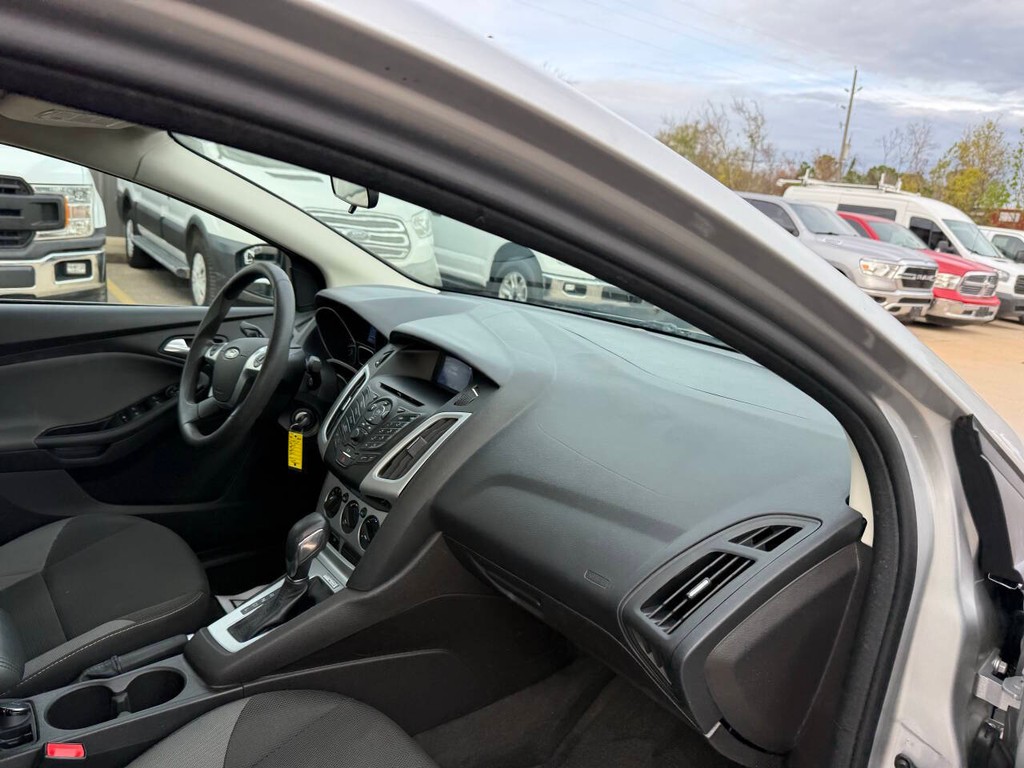 Ford Focus Sedan Vehicle Full-screen Gallery Image 09