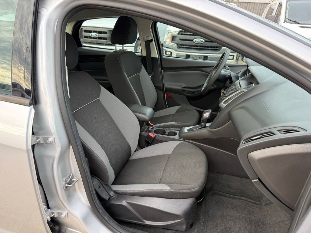 Ford Focus Sedan Vehicle Full-screen Gallery Image 10