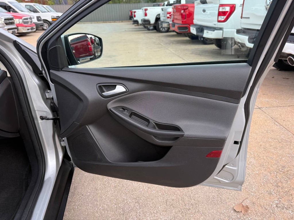 Ford Focus Sedan Vehicle Full-screen Gallery Image 11