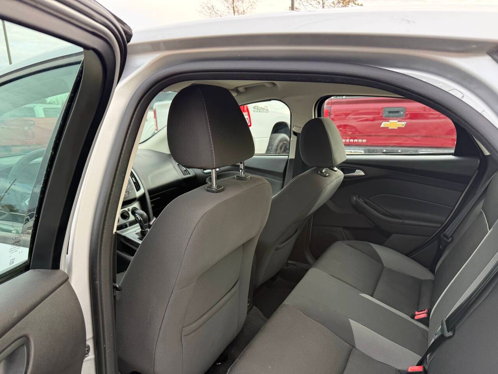 Ford Focus Sedan Vehicle Full-screen Gallery Image 12