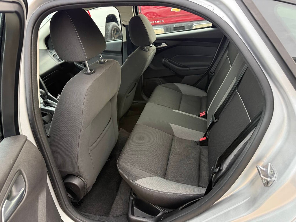 Ford Focus Sedan Vehicle Full-screen Gallery Image 13