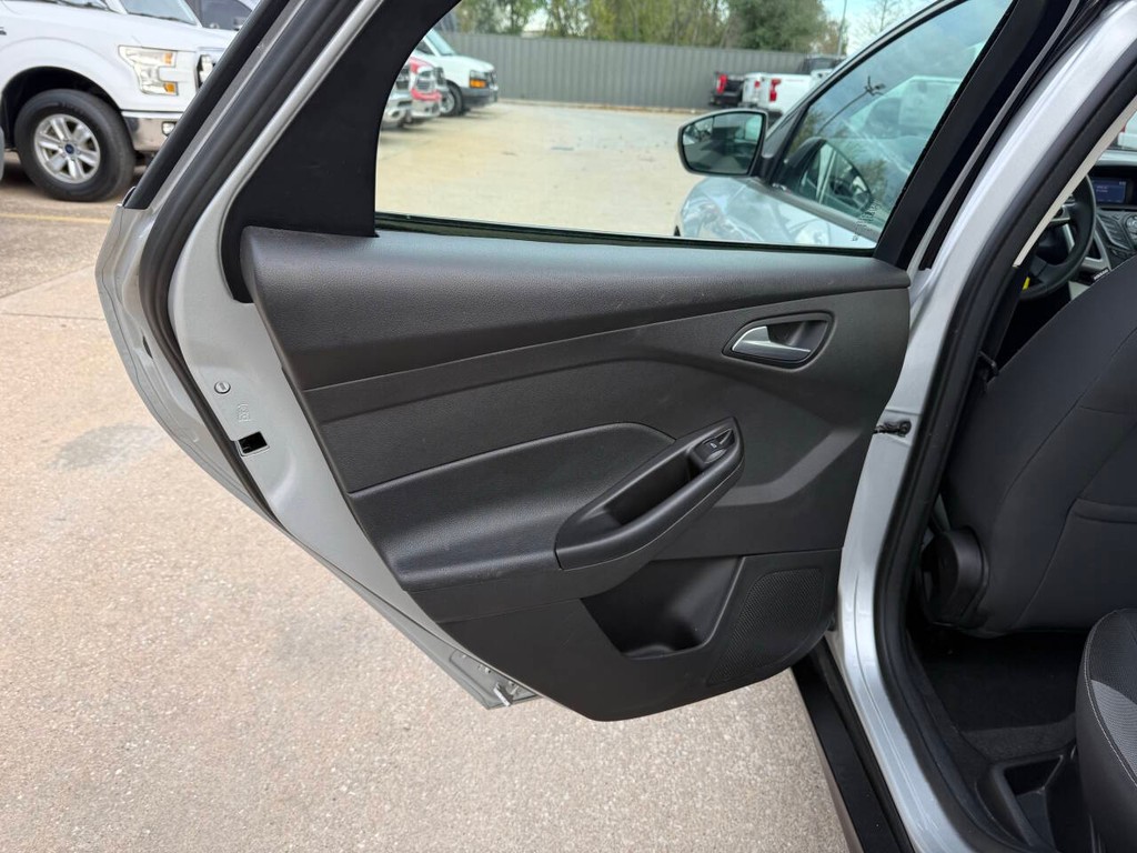 Ford Focus Sedan Vehicle Full-screen Gallery Image 14