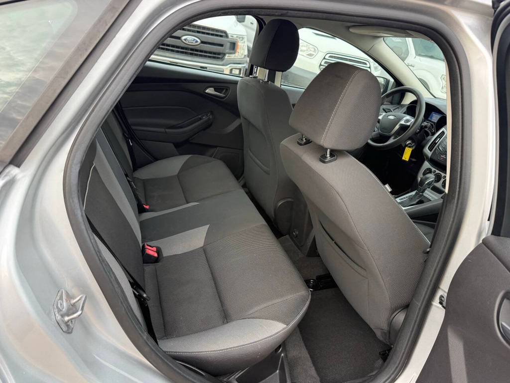 Ford Focus Sedan Vehicle Full-screen Gallery Image 15