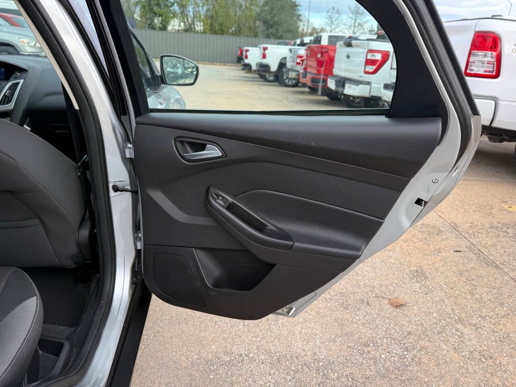 Ford Focus Sedan Vehicle Full-screen Gallery Image 16