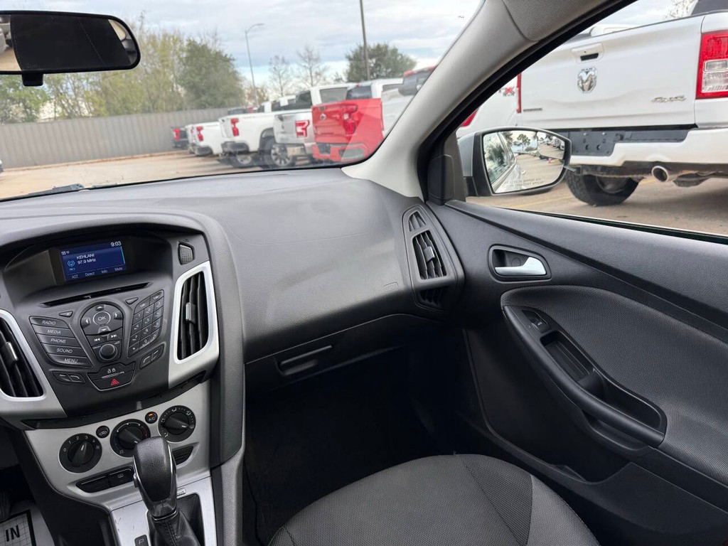 Ford Focus Sedan Vehicle Full-screen Gallery Image 20