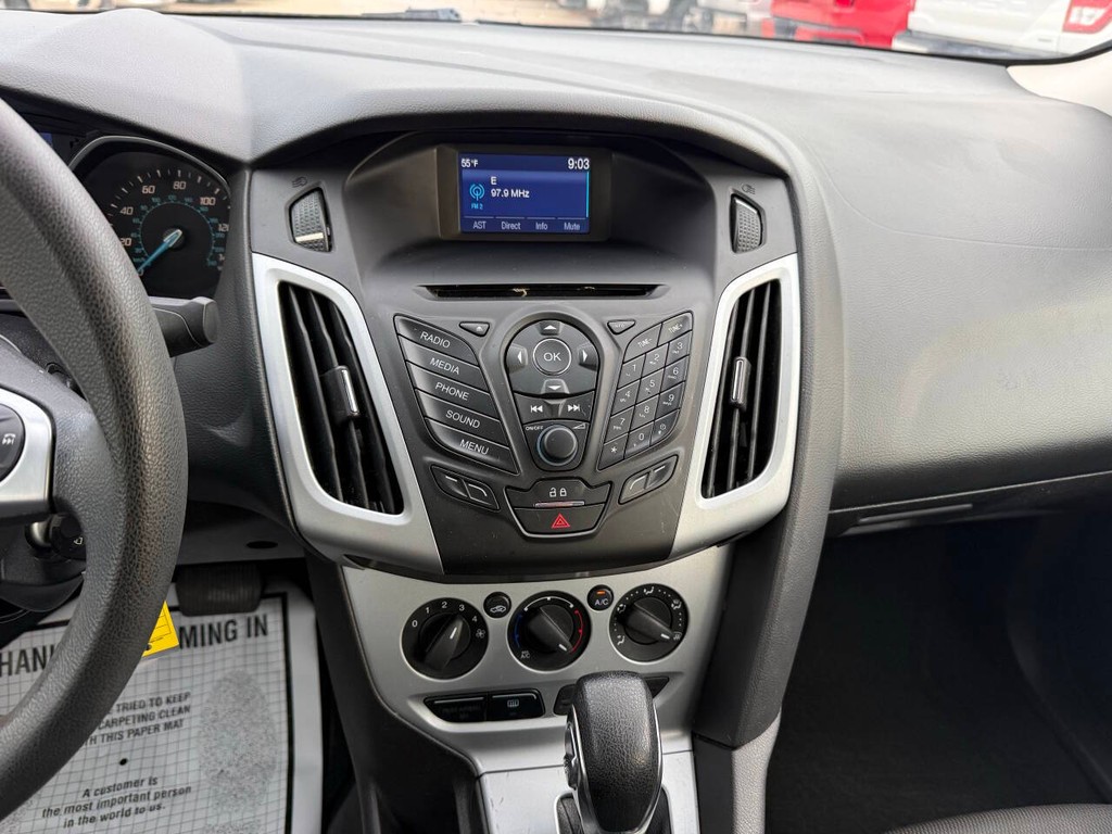 Ford Focus Sedan Vehicle Full-screen Gallery Image 25