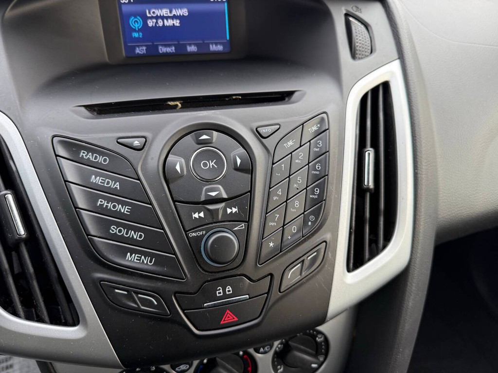 Ford Focus Sedan Vehicle Full-screen Gallery Image 27