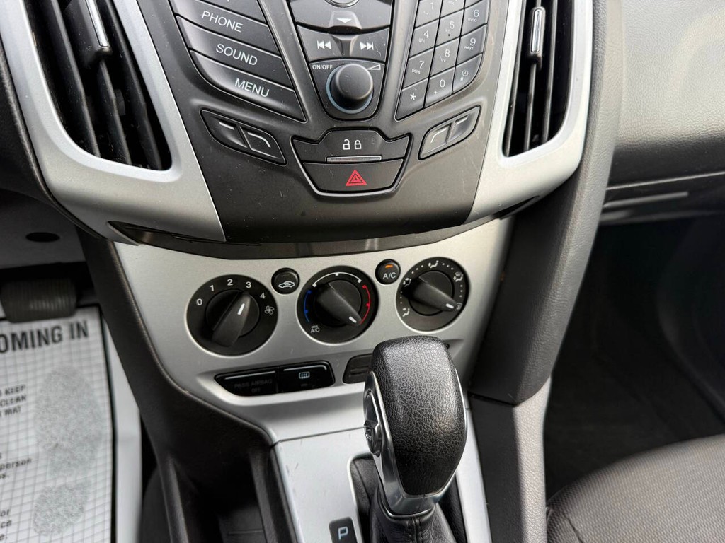 Ford Focus Sedan Vehicle Full-screen Gallery Image 28