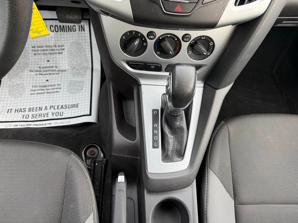 Ford Focus Sedan Vehicle Full-screen Gallery Image 29