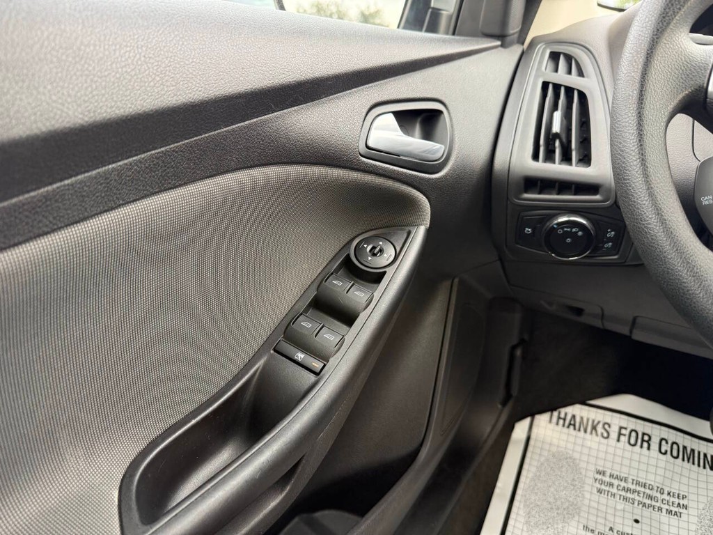 Ford Focus Sedan Vehicle Full-screen Gallery Image 30