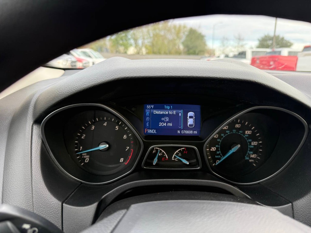 Ford Focus Sedan Vehicle Full-screen Gallery Image 31