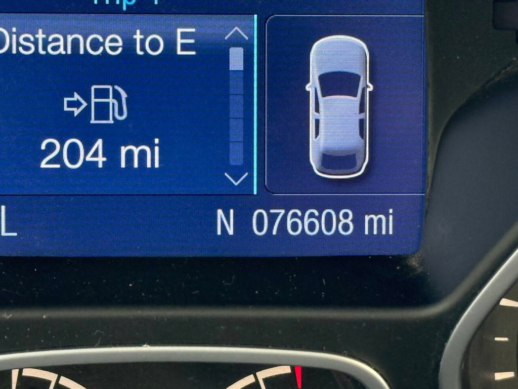 Ford Focus Sedan Vehicle Full-screen Gallery Image 32