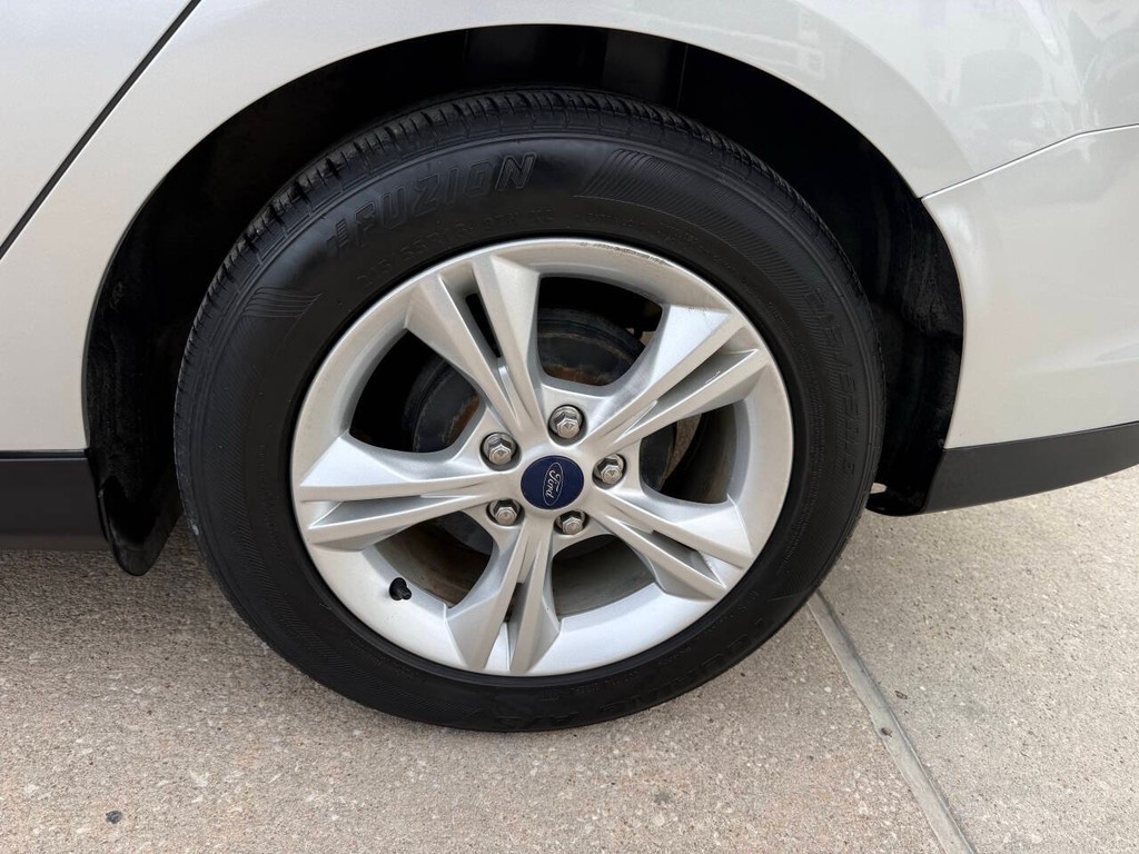 Ford Focus Sedan Vehicle Full-screen Gallery Image 35