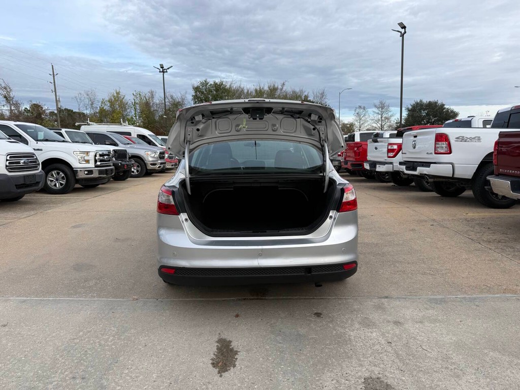 Ford Focus Sedan Vehicle Full-screen Gallery Image 36