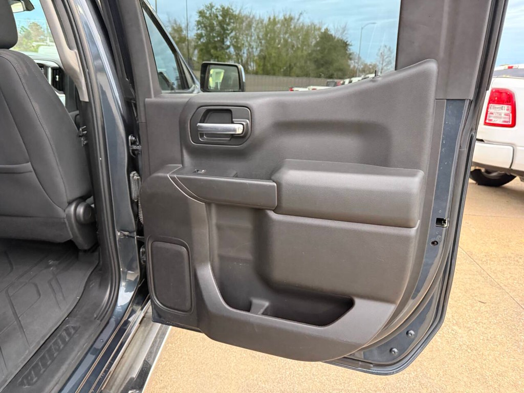 Chevrolet Silverado 1500 Vehicle Full-screen Gallery Image 17