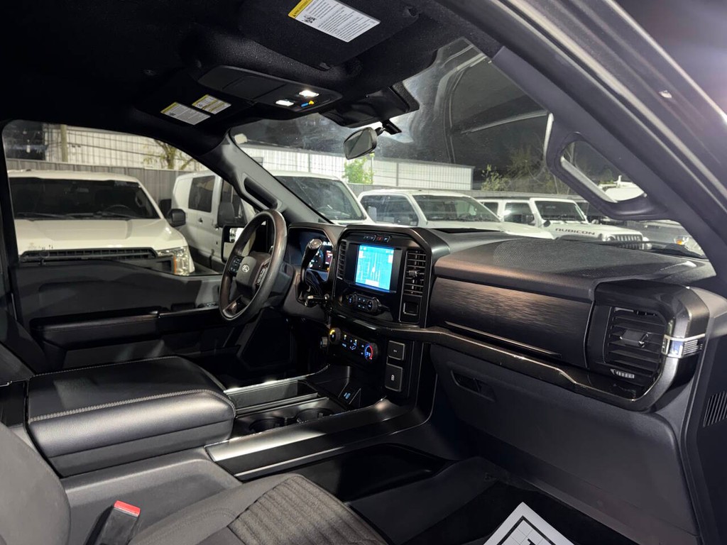 Ford F-150 Vehicle Full-screen Gallery Image 09