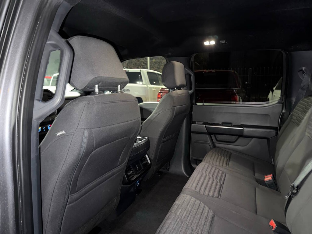 Ford F-150 Vehicle Full-screen Gallery Image 12