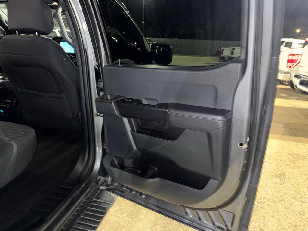 Ford F-150 Vehicle Full-screen Gallery Image 16