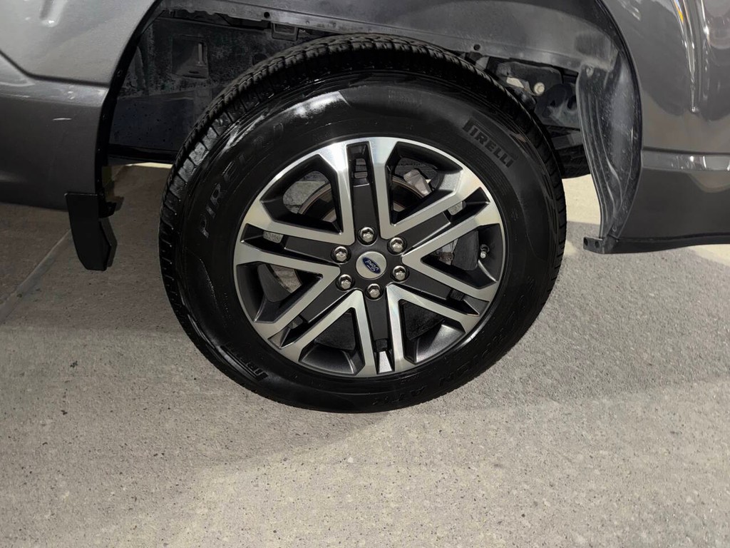 Ford F-150 Vehicle Full-screen Gallery Image 35