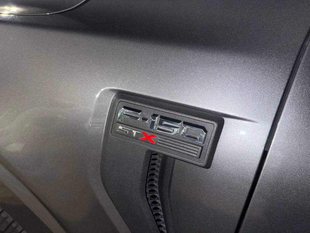 Ford F-150 Vehicle Full-screen Gallery Image 36