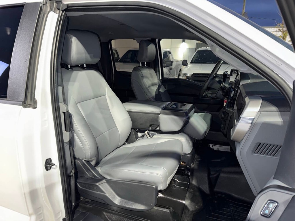 Ford F-150 Vehicle Full-screen Gallery Image 12