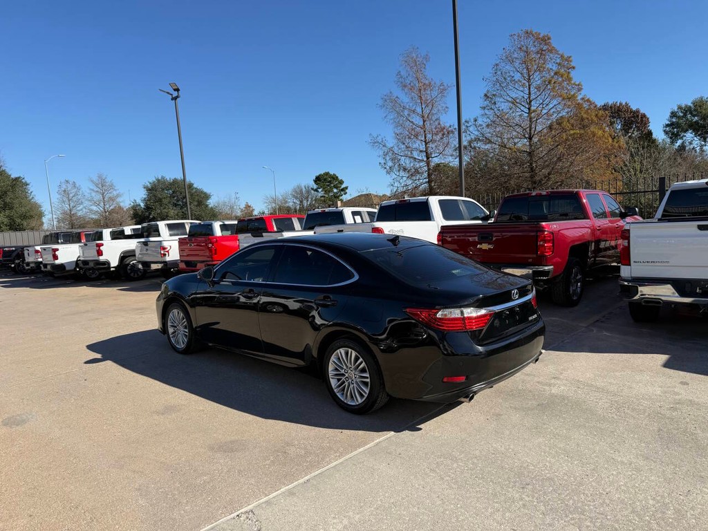 Lexus ES 350 Vehicle Full-screen Gallery Image 04