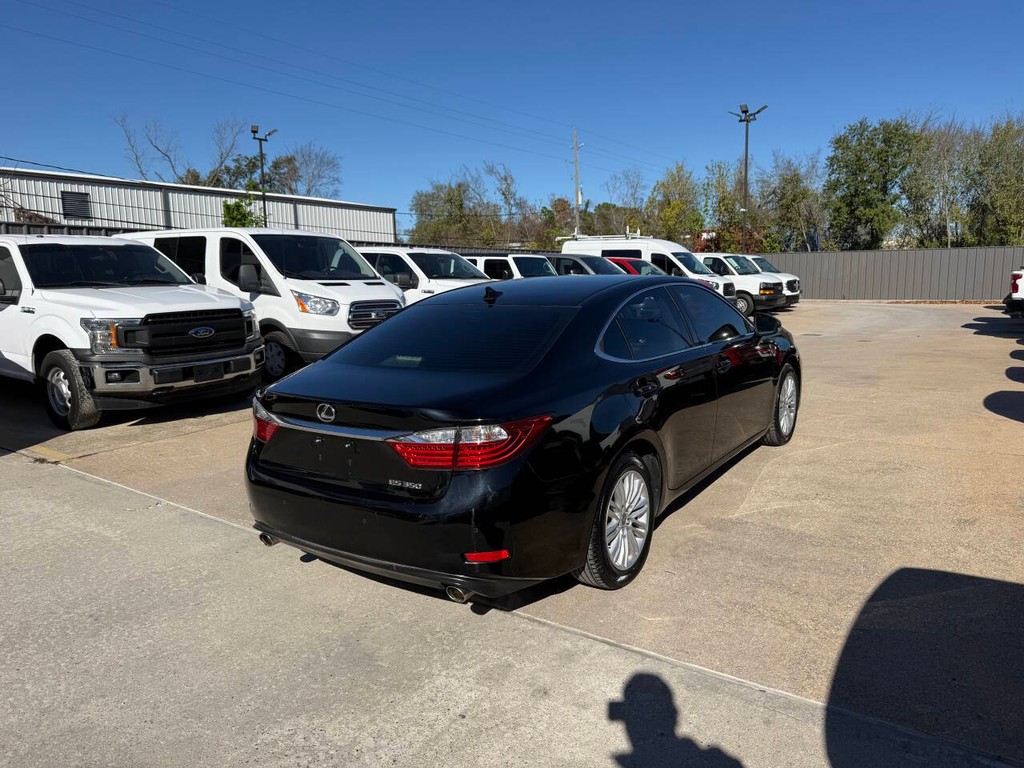 Lexus ES 350 Vehicle Full-screen Gallery Image 05