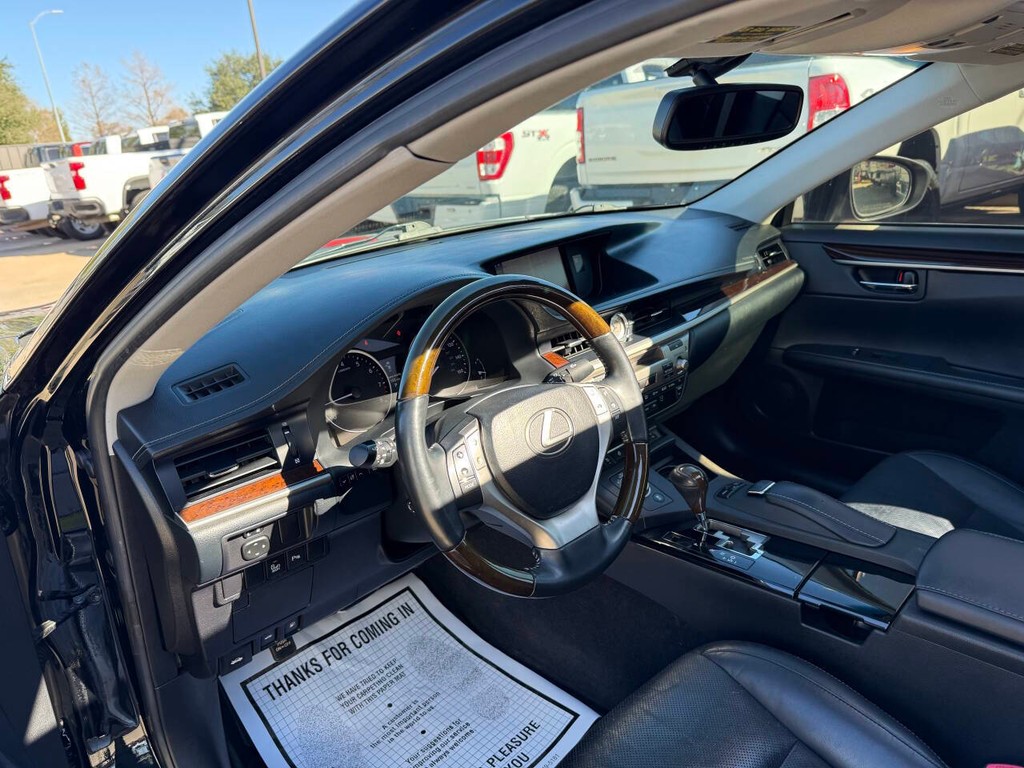 Lexus ES 350 Vehicle Full-screen Gallery Image 06