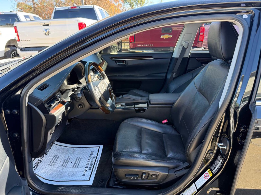 Lexus ES 350 Vehicle Full-screen Gallery Image 07