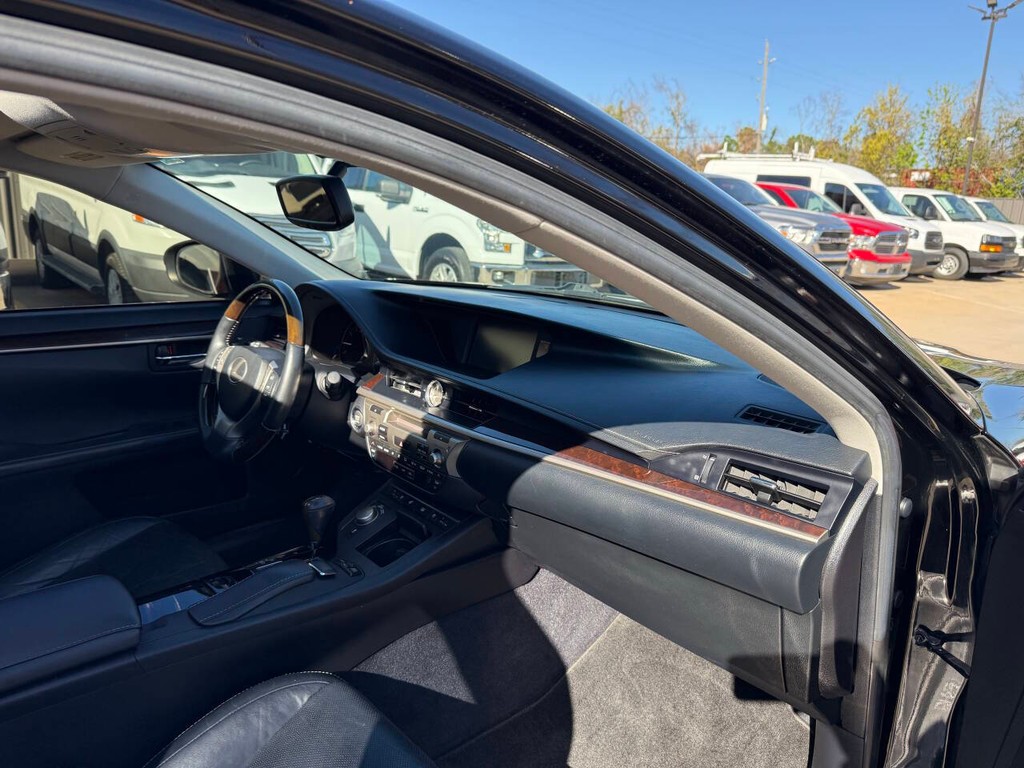 Lexus ES 350 Vehicle Full-screen Gallery Image 09