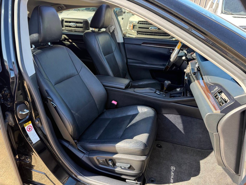 Lexus ES 350 Vehicle Full-screen Gallery Image 10