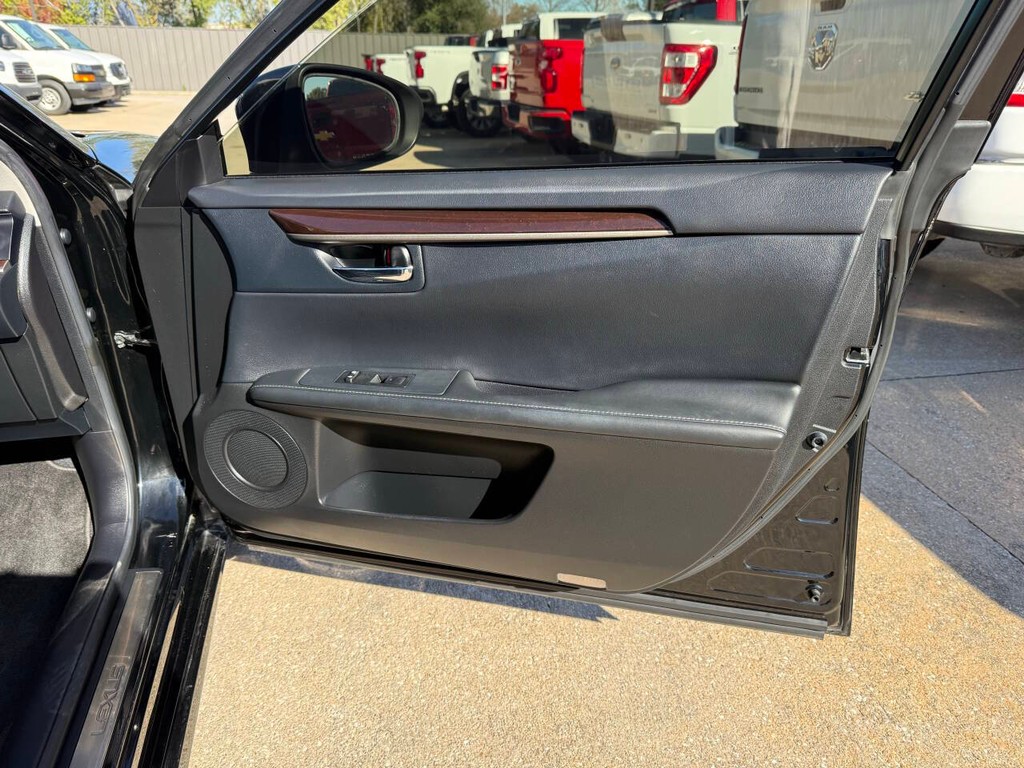 Lexus ES 350 Vehicle Full-screen Gallery Image 11