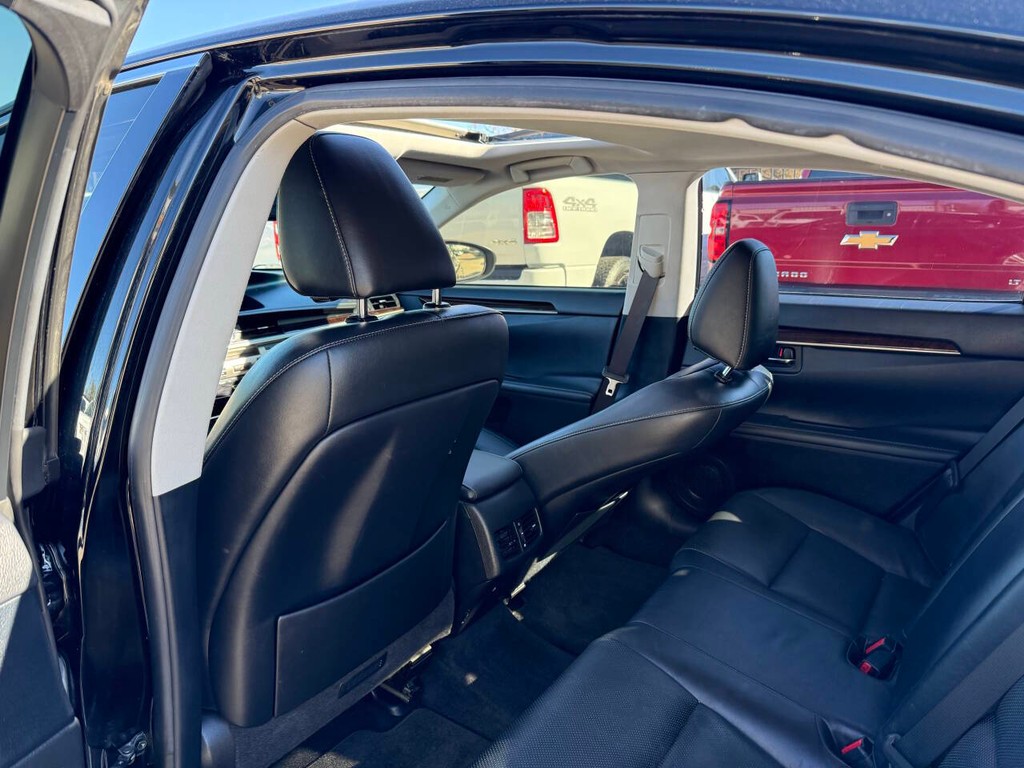 Lexus ES 350 Vehicle Full-screen Gallery Image 12